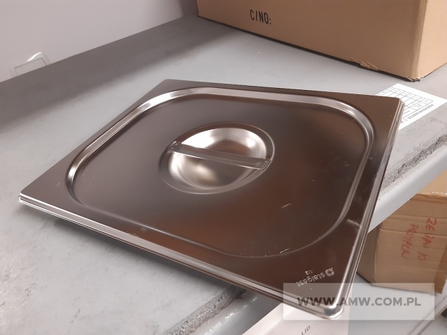 Wyposażenie i sprzęt kuchenny - pakiet zawierający 16 poz. asort. (wg oddzielnego wykazu), w tym m.in.: krajalnica pieczywa, schładzarka szokowa, pakowarka próżniowa itp. 